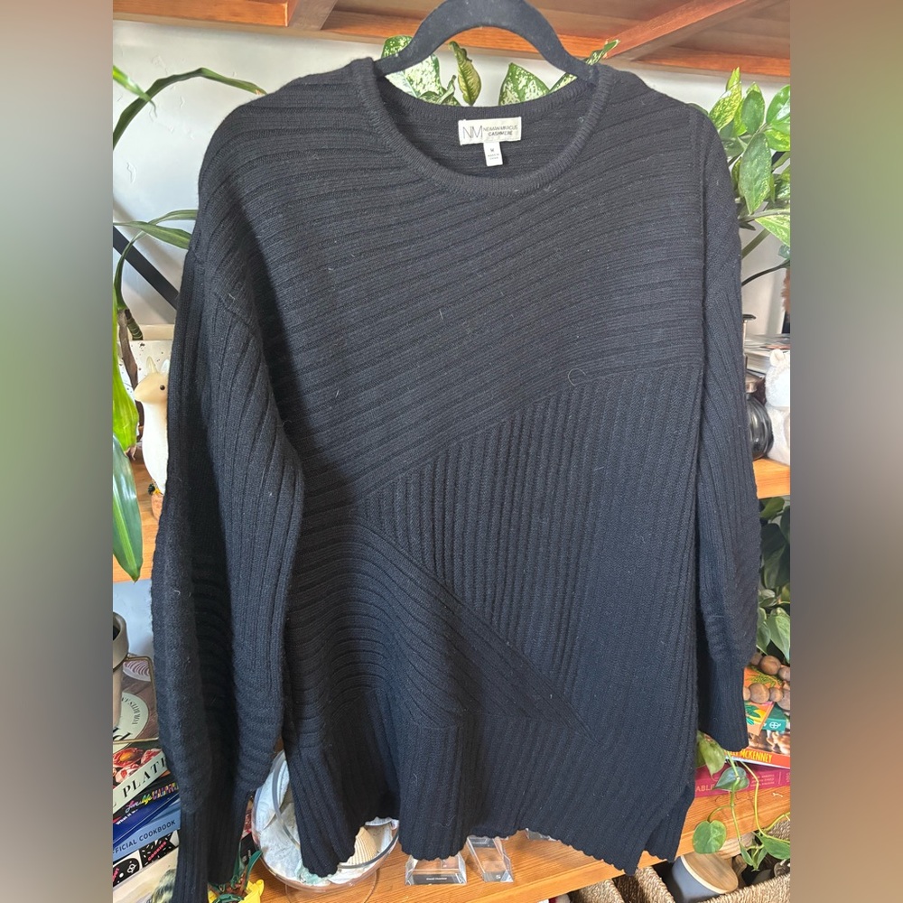 Neiman Marcus Black 100% Cashmere Sweater | Medium